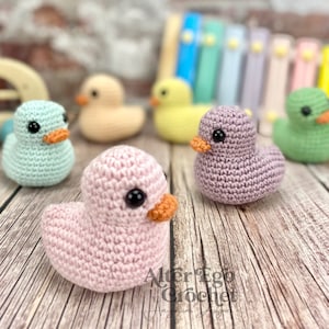 Modello all'uncinetto senza cuciture per realizzare un'anatroccolo amigurumi di gomma: un simpatico e facile giocattolo da bagno a forma di anatroccolo.
