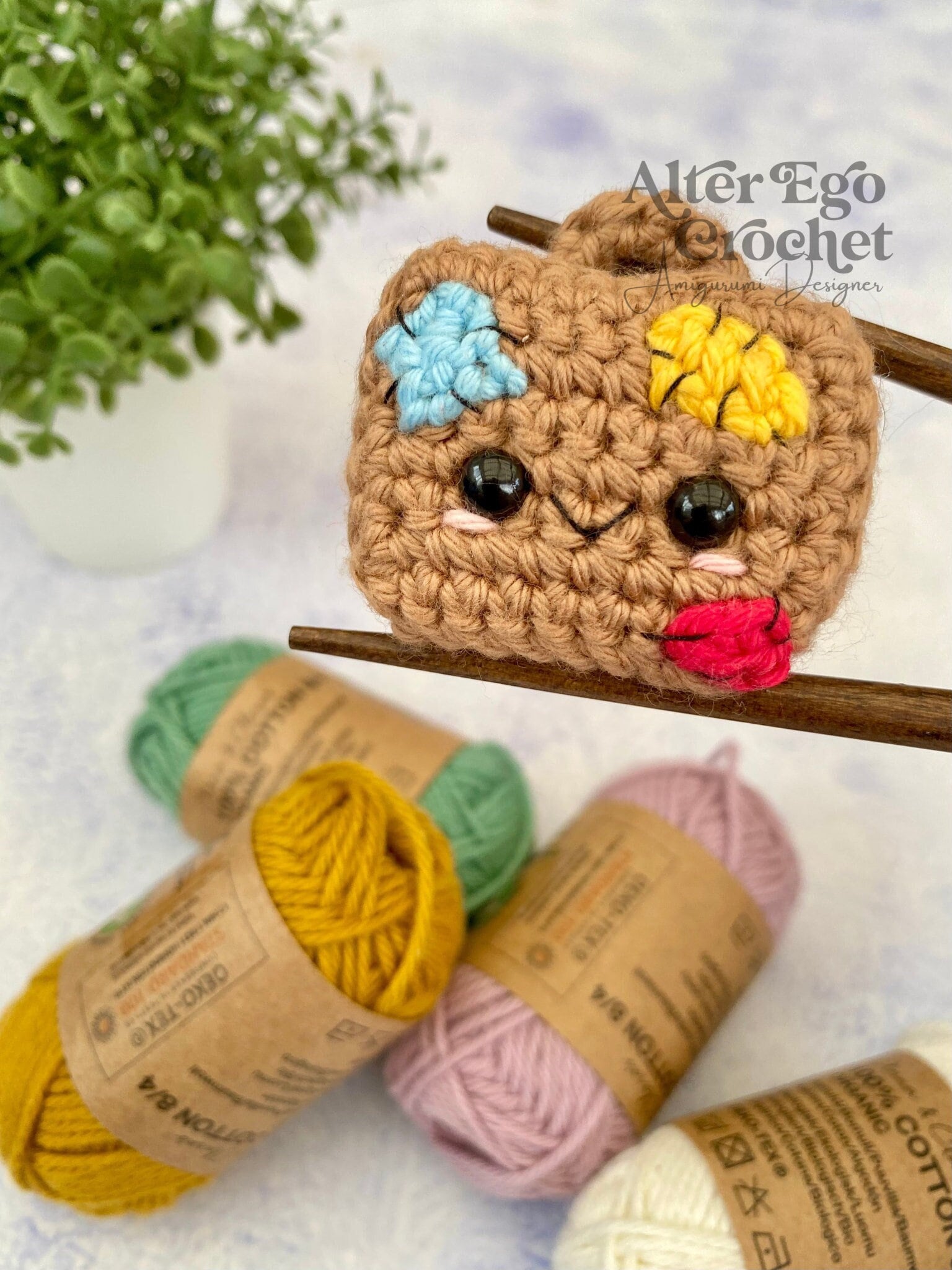 Mini suitcase crochet amigurumi pattern, travel, holiday, vacation, kawaii, cute, keychain, small, tiny, little, quick gift, hæklet kuffert