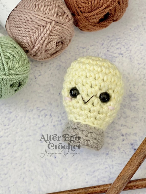 NO SEW light bulb crochet amigurumi pattern, lightbulb, kawaii, cute,  keychain, mini, small, little, tiny, quick, easy, fast, hæklet elpære