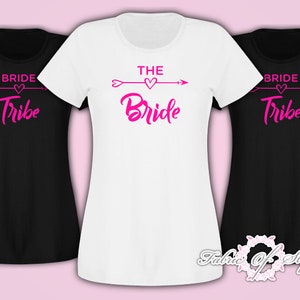 Camiseta de despedida de soltera para mujer de la tribu de novias 2025 - Letras rosa neón