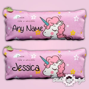 Może przedstawiać: Różowy piórnik z wzorem jednorożca i tekstem "Dream like a unicorn" i "Any Name".