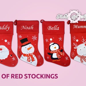 Può includere: Set di quattro calze di Natale rosse con nomi personalizzati: Papà, Noah, Bella e Mamma. Ogni calza presenta un diverso design ricamato: Babbo Natale, pupazzo di neve, pinguino e renna.
