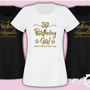 Może przedstawiać: Trzy czarne i białe koszulki z złotym nadrukiem. Koszulka środkowa ma napis "30 Birthday Girl" z gwiazdami po obu stronach. Napis na koszulkach po lewej i prawej stronie to "Birthday Squad" z gwiazdami po obu stronach. Wszystkie trzy koszulki mają napis "Jessica's Birthday Party 2020" pod spodem.