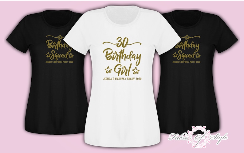 Może przedstawiać: Trzy czarne i białe koszulki z złotym nadrukiem. Koszulka środkowa ma napis "30 Birthday Girl" z gwiazdami po obu stronach. Napis na koszulkach po lewej i prawej stronie to "Birthday Squad" z gwiazdami po obu stronach. Wszystkie trzy koszulki mają napis "Jessica's Birthday Party 2020" pod spodem.
