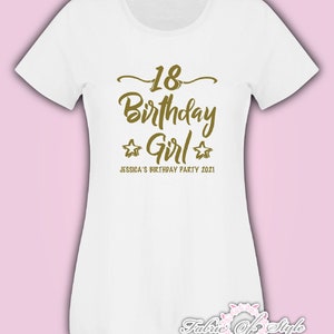 Może przedstawiać: Biała koszulka z złotym napisem "18 Birthday Girl" z dwiema złotymi gwiazdkami po obu stronach słowa "Girl". Pod gł&oacute;wnym tekstem znajduje się napis "Jessica's Birthday Party 2021".