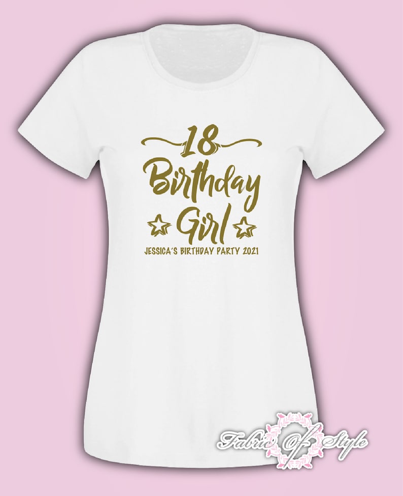Może przedstawiać: Biała koszulka z złotym napisem "18 Birthday Girl" z dwiema złotymi gwiazdkami po obu stronach słowa "Girl". Pod gł&oacute;wnym tekstem znajduje się napis "Jessica's Birthday Party 2021".