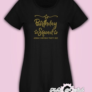 Może przedstawiać: Czarny T-shirt z napisem w kolorze złotego brokatu, kt&oacute;ry brzmi "Birthday Squad" i "Jessica's Birthday Party 2021".