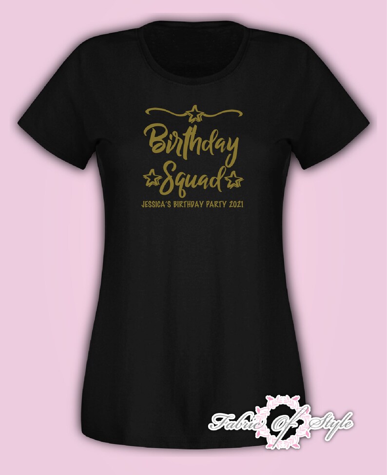 Może przedstawiać: Czarny T-shirt z napisem w kolorze złotego brokatu, kt&oacute;ry brzmi "Birthday Squad" i "Jessica's Birthday Party 2021".