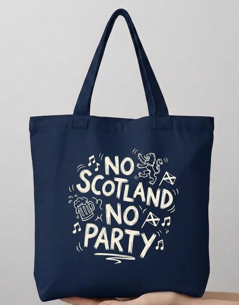 Op de afbeelding: Marineblauwe draagtas met witte tekst en illustraties. De tekst luidt "NO SCOTLAND NO PARTY" met muzieknoten, een bierpul, een Schotse vlag en een leeuwengrafiek. De tas heeft twee handvatten.