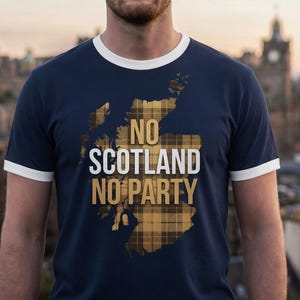 Może przedstawiać: Granatowa koszulka z białym wykończeniem, z mapą Szkocji w złotą kratę i napisem "NO SCOTLAND NO PARTY" w kolorze białym i złotym. Koszulka ma okrągły dekolt.