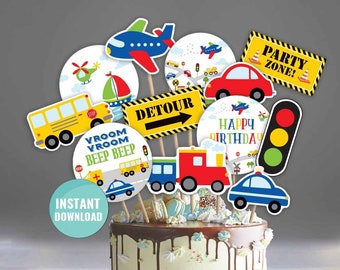 Puede incluir: Un conjunto de 10 adornos para pasteles imprimibles con un autobús escolar amarillo, un coche rojo, un avión azul, un tren rojo, un coche de policía azul, un semáforo, un cartel que dice "Desvío", un cartel que dice "¡Zona de fiesta!" y dos carteles redondos que dicen "Vroom Vroom Beep Beep" y "Feliz cumpleaños".
