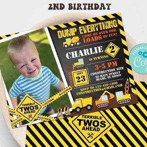 Könnte beinhalten: Geburtstagseinladung zum Thema Bau mit einem Foto eines Kindes in einem gestreiften Hemd. Die Einladung hat gelbe und schwarze Streifen, einen schwarzen Tafelhintergrund und den Text "Dump Everything Come on over for Loads of Fun! Charlie is turning 2 Sept 23 3-5 PM Construction Site 68 Main Street Miami, FL 60669 RSVP to 123-456-7890 Construction@gmail.com".