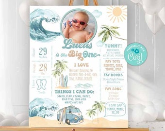 Op de afbeelding: Een gepersonaliseerde verjaardagsaffiche met strandthema met een babyfoto, naam en details. De poster bevat afmetingen in cm, een golfafbeelding, palmbomen en de tekst "Lucas is The Big One."