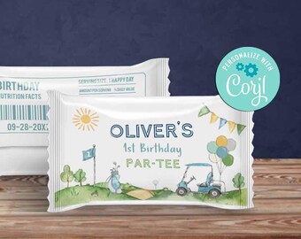 Könnte beinhalten: Weiße Geschenktaschen mit einem Golf-Design für eine 1. Geburtstagsfeier. Die Tasche hat einen blauen Golfwagen, grünes Gras und eine gelbe Sonne. Der Text auf der Tasche lautet "Oliver's 1st Birthday Par-Tee".