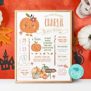 Op de afbeelding: Een afdrukbaar eerste verjaardagsbord voor een baby genaamd Charlie. Het bord heeft een pompoen met een schattig gezicht en een herfstthema. Het bevat details zoals Charlie's leeftijd, lengte, gewicht en favoriete dingen. Het bord is versierd met pompoenen, bladeren en andere herfstdecoraties.