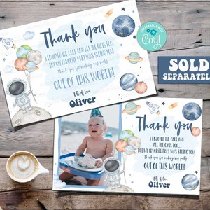 K&ouml;nnte beinhalten: Blaue und wei&szlig;e Dankeskarte mit einem Astronauten und Planeten. Die Karte lautet "Danke. Ich habe den Kuchen und alle Geschenke sehr genossen... aber mein Lieblingsteil war es, dich zu sehen! Danke, dass du meine Party zu einem unvergesslichen Erlebnis gemacht hast! Liebe Gr&uuml;&szlig;e, Oliver."