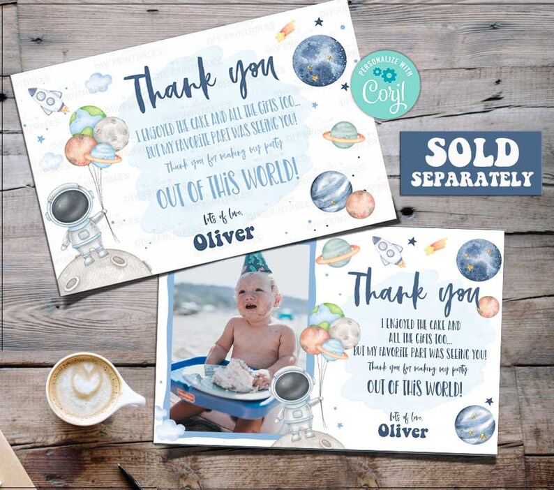 K&ouml;nnte beinhalten: Blaue und wei&szlig;e Dankeskarte mit einem Astronauten und Planeten. Die Karte lautet "Danke. Ich habe den Kuchen und alle Geschenke sehr genossen... aber mein Lieblingsteil war es, dich zu sehen! Danke, dass du meine Party zu einem unvergesslichen Erlebnis gemacht hast! Liebe Gr&uuml;&szlig;e, Oliver."