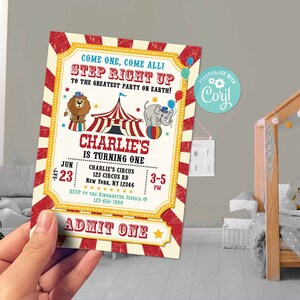 K&ouml;nnte beinhalten: Eine rot-wei&szlig;e Zirkus-Einladung mit gelbem Rand. Die Einladung lautet "Kommt alle, kommt alle! Tretet ein zum gr&ouml;&szlig;ten Fest der Welt!" Sie sagt auch "Charlie wird eins" und enth&auml;lt Details zur Party, einschlie&szlig;lich Datum, Uhrzeit und Ort. Die Einladung zeigt ein rot-wei&szlig; gestreiftes Zelt, einen L&ouml;wen und einen Elefanten.