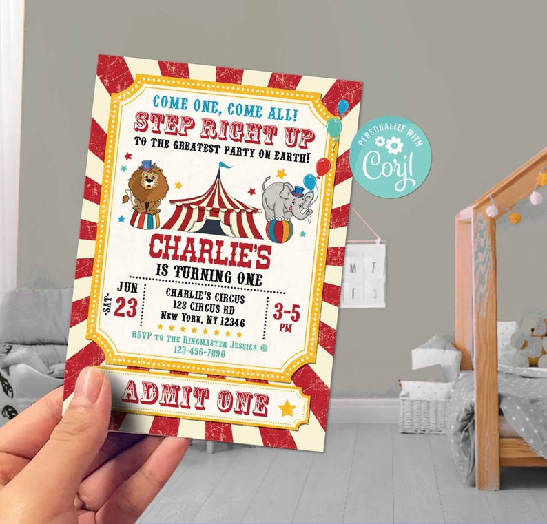 K&ouml;nnte beinhalten: Eine rot-wei&szlig;e Zirkus-Einladung mit gelbem Rand. Die Einladung lautet "Kommt alle, kommt alle! Tretet ein zum gr&ouml;&szlig;ten Fest der Welt!" Sie sagt auch "Charlie wird eins" und enth&auml;lt Details zur Party, einschlie&szlig;lich Datum, Uhrzeit und Ort. Die Einladung zeigt ein rot-wei&szlig; gestreiftes Zelt, einen L&ouml;wen und einen Elefanten.
