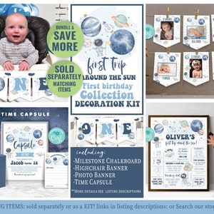 K&ouml;nnte beinhalten: Ein blaues und wei&szlig;es Dekorationsset f&uuml;r eine erste Geburtstagsparty mit Weltraumthema. Das Set beinhaltet ein Banner, ein Hochstuhlbanner, eine Meilenstein-Tafel, ein Fotobanner und eine Zeitkapsel. Das Set ist mit Planeten, Sternen und Raketen verziert.