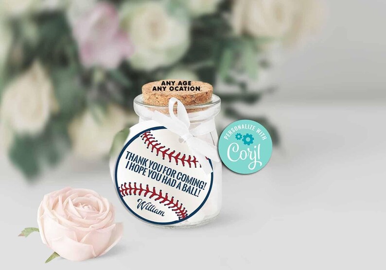 Pu&ograve; includere: Un piccolo barattolo di vetro con un tappo di sughero e un nastro bianco legato intorno. Il barattolo ha un adesivo rotondo con un design da baseball e il testo "Grazie per essere venuto! Spero che ti sia divertito!" e "William".