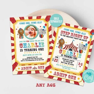 K&ouml;nnte beinhalten: Zwei rot-wei&szlig;-gelbe Einladungen zum Zirkusfest mit einem Foto eines kleinen Jungen. Die Einladungen lauten "Kommt alle, kommt alle!" und "Steigt ein zur gr&ouml;&szlig;ten Party der Welt!" mit dem Namen "Charlie" und dem Text "wird ein Jahr alt".