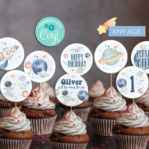 Pu&ograve; includere: Un set di 10 topper rotondi per cupcake a tema spaziale. I topper raffigurano pianeti, stelle, razzi e astronauti. Il testo sui topper include "Buon compleanno", "Oliver", "Primo viaggio intorno al sole", "3,2,1... Via!" e "Qualsiasi et&agrave;".