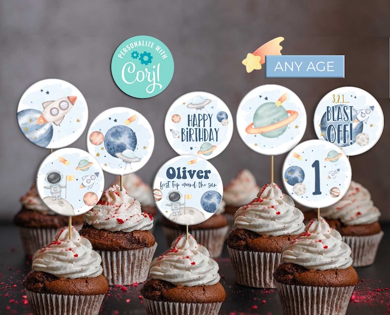 Pu&ograve; includere: Un set di 10 topper rotondi per cupcake a tema spaziale. I topper raffigurano pianeti, stelle, razzi e astronauti. Il testo sui topper include "Buon compleanno", "Oliver", "Primo viaggio intorno al sole", "3,2,1... Via!" e "Qualsiasi et&agrave;".