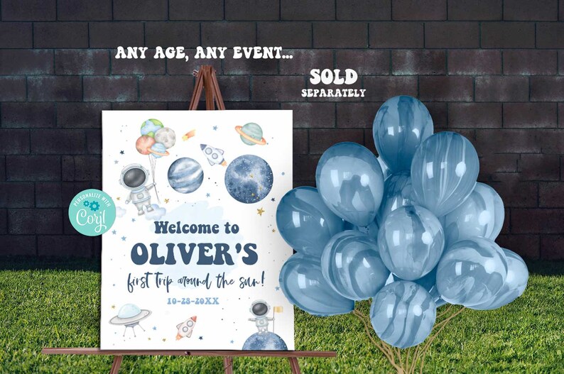 Pu&ograve; includere: Un cartello di benvenuto bianco con un astronauta blu, pianeti e stelle. Il testo recita "Benvenuto al primo viaggio di Oliver intorno al sole! 10-28-20XX".