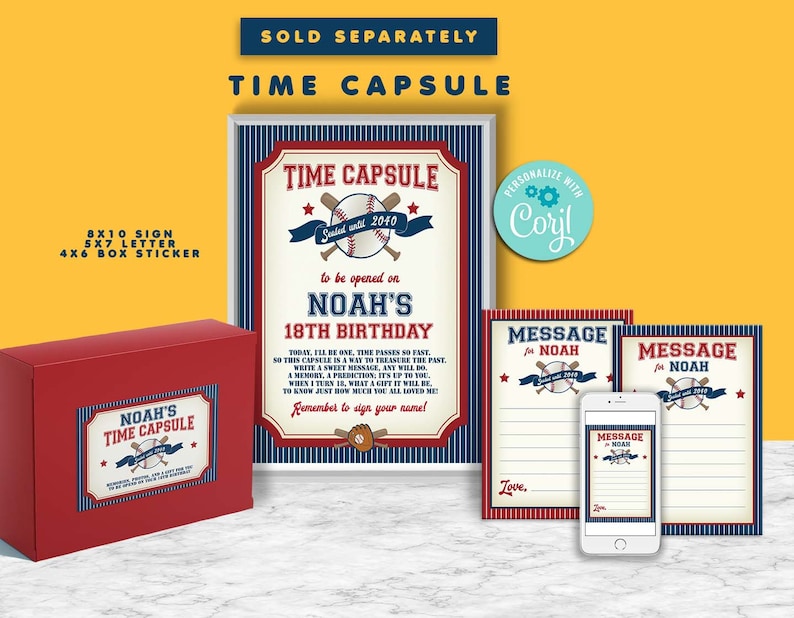Pu&ograve; includere: Un kit di capsula del tempo a tema baseball con una scatola rossa, un cartello, una lettera e un adesivo. Il cartello dice "Time Capsule" e "Sealed until 2040" con una palla da baseball e mazze. Il cartello dice anche "to be opened on Noah's 18th Birthday". La scatola ha un adesivo che dice "Noah's Time Capsule" con una palla da baseball e mazze.