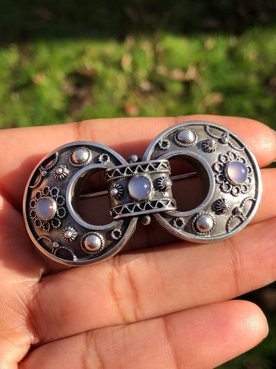 Peruzzi Double Loop Brooch with Blue Chalcedony, … - image 1