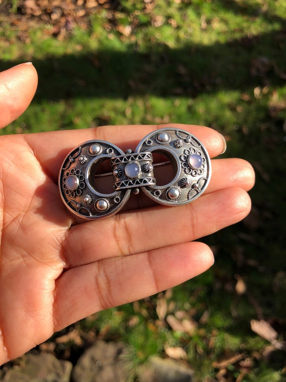 Peruzzi Double Loop Brooch with Blue Chalcedony, … - image 2