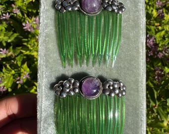Paar runde Haarkämme mit Amethyst-Cabochon, Sterlingsilber, grüner Kunststoff, 4,4 cm breit