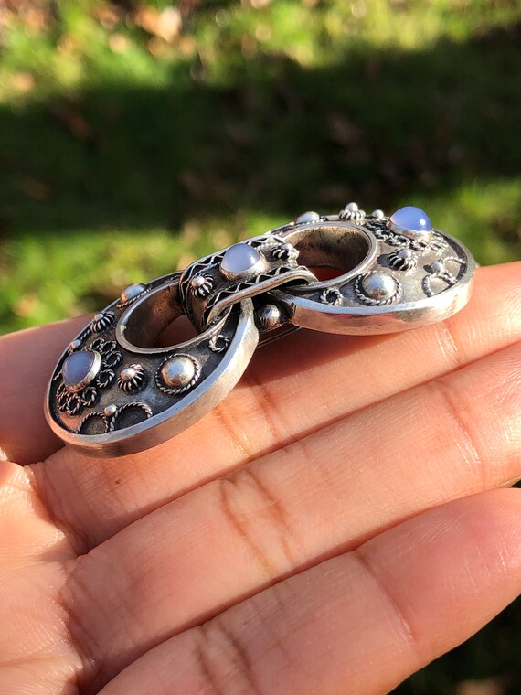 Peruzzi Double Loop Brooch with Blue Chalcedony, … - image 3