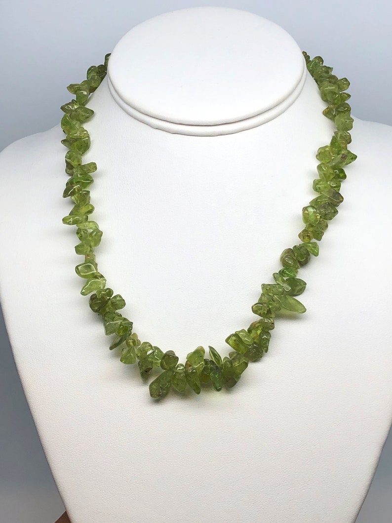 Green Gemstone Vintage 16 inches August Birthstone Gold Tone Clasp Quality Peridot Chip Necklace Graduated Beads