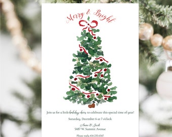 Puede incluir: Una tarjeta de invitación blanca con un diseño de árbol de Navidad en acuarela. El árbol es verde con cintas y adornos rojos. El texto "Merry & Bright" está en la parte superior, con los detalles del evento a continuación, incluyendo fecha, hora e información de contacto.