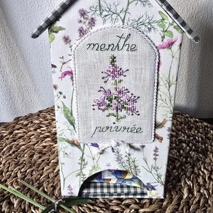手刺繍「メンテ・ポワヴレ」（ペパーミント）の布製ティーハウス、カルトナージュ技法でティーバッグを収納するティーボックス