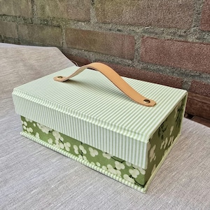 Handgemaakte doos bekleed met stof, violette stoffen doos, multifunctionele organizer, housewarmingcadeau