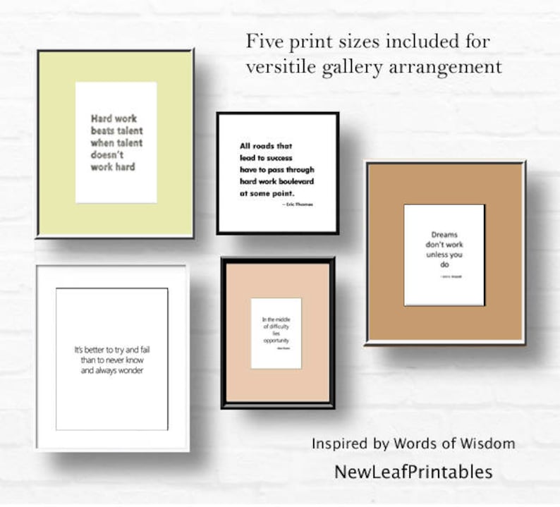 K&ouml;nnte beinhalten: F&uuml;nf druckbare Zitate in verschiedenen Gr&ouml;&szlig;en, gerahmt in Wei&szlig;, Schwarz und Braun. Die Zitate lauten: "Harte Arbeit schl&auml;gt Talent, wenn Talent nicht hart arbeitet", "Alle Wege, die zum Erfolg f&uuml;hren, m&uuml;ssen irgendwann den Boulevard der harten Arbeit durchqueren", "Es ist besser, es zu versuchen und zu scheitern, als nie zu wissen und sich immer zu fragen", "Inmitten der Schwierigkeit liegt die Gelegenheit", und "Tr&auml;ume funktionieren nicht, wenn du sie nicht tust".