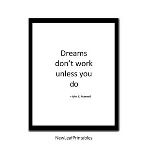 K&ouml;nnte beinhalten: Schwarz-wei&szlig; druckbarer Zitat mit dem Text "Dreams don't work unless you do" zugeschrieben John C. Maxwell. Das Zitat ist in einem schwarzen Rahmen.