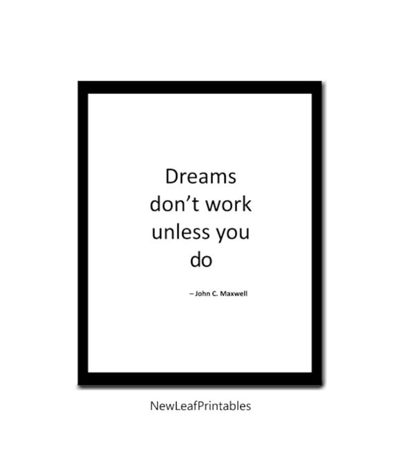 K&ouml;nnte beinhalten: Schwarz-wei&szlig; druckbarer Zitat mit dem Text "Dreams don't work unless you do" zugeschrieben John C. Maxwell. Das Zitat ist in einem schwarzen Rahmen.