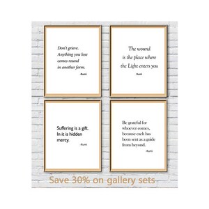 Puede incluir: Cuatro impresiones enmarcadas con citas inspiradoras de Rumi. Cada impresi&oacute;n tiene un fondo blanco y texto negro. Las citas son: "No te aflijas. Todo lo que pierdes vuelve en otra forma.", "La herida es el lugar donde la Luz entra en ti.", "El sufrimiento es un regalo. En &eacute;l se esconde la misericordia.", y "Agradece a quienquiera que venga, porque cada uno ha sido enviado como gu&iacute;a desde m&aacute;s all&aacute;."