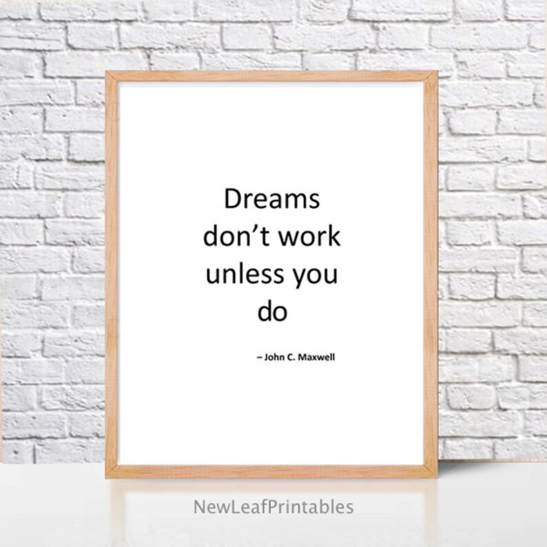 K&ouml;nnte beinhalten: Ein schwarz-wei&szlig;es druckbares Zitat auf wei&szlig;em Hintergrund in einem Holzrahmen. Das Zitat lautet "Tr&auml;ume funktionieren nicht, wenn du es nicht tust - John C. Maxwell".