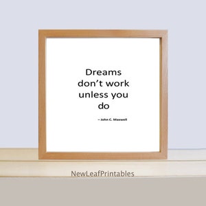 K&ouml;nnte beinhalten: Ein gerahmtes inspirierendes Zitat in einem hellen Holzrahmen. Das Zitat lautet "Tr&auml;ume funktionieren nicht, wenn du es nicht tust" - John C. Maxwell.