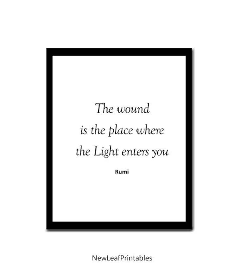 Puede incluir: Cita imprimible en blanco y negro de Rumi: "La herida es el lugar donde la Luz entra en ti".