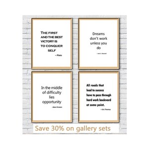 K&ouml;nnte beinhalten: Vier gerahmte inspirierende Zitate mit schwarzem Text auf wei&szlig;em Hintergrund. Die Zitate lauten: "Der erste und beste Sieg ist es, sich selbst zu besiegen - Platon", "Tr&auml;ume funktionieren nicht, wenn du sie nicht tust - John C. Maxwell", "Inmitten der Schwierigkeiten liegt die Chance - Albert Einstein", und "Alle Wege, die zum Erfolg f&uuml;hren, m&uuml;ssen irgendwann den Boulevard der harten Arbeit durchqueren. - Eric Thomas".