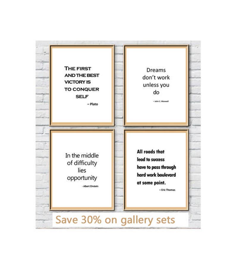 K&ouml;nnte beinhalten: Vier gerahmte inspirierende Zitate mit schwarzem Text auf wei&szlig;em Hintergrund. Die Zitate lauten: "Der erste und beste Sieg ist es, sich selbst zu besiegen - Platon", "Tr&auml;ume funktionieren nicht, wenn du sie nicht tust - John C. Maxwell", "Inmitten der Schwierigkeiten liegt die Chance - Albert Einstein", und "Alle Wege, die zum Erfolg f&uuml;hren, m&uuml;ssen irgendwann den Boulevard der harten Arbeit durchqueren. - Eric Thomas".