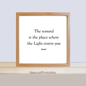 Puede incluir: Una impresi&oacute;n enmarcada con una cita de Rumi: "La herida es el lugar donde la Luz entra en ti".
