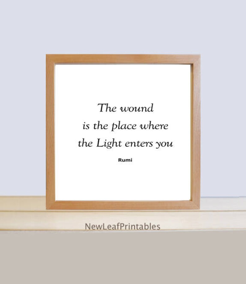 Puede incluir: Una impresi&oacute;n enmarcada con una cita de Rumi: "La herida es el lugar donde la Luz entra en ti".