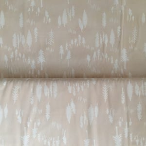 Puede incluir: Una tela beige con un patrón blanco repetitivo de árboles estilizados. La tela tiene una textura sutil.